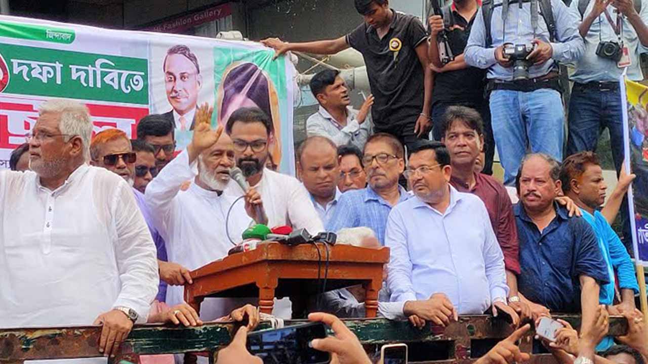 বক্তব্য রাখছেন বিএনপির স্থায়ী কমিটির সদস্য মঈন খান।