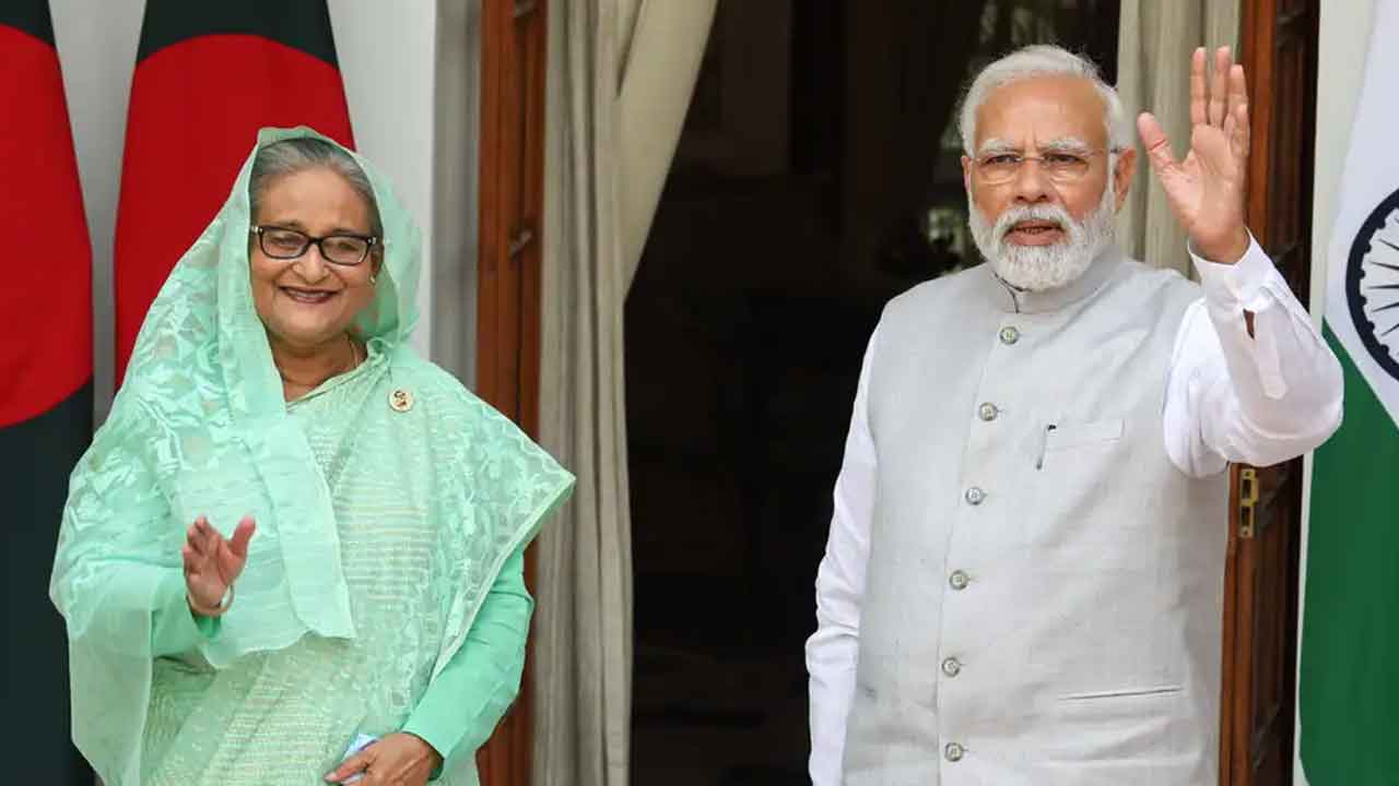 দিল্লিতে একটি অনুষ্ঠানে প্রধানমন্ত্রী শেখ হাসিনা ও নরেন্দ্র মোদী।  ছবি: ডয়চে ভেলে