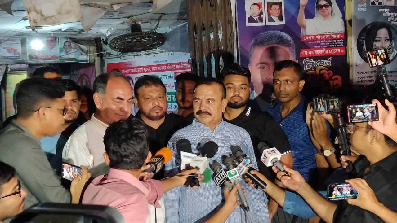 বিএনপি কার্যালয়ের সামনে কথা বলছেন বিএনপির স্থায়ী কমিটির সদস্য মির্জা আব্বাস ও গয়েশ্বর চন্দ্র রায়।