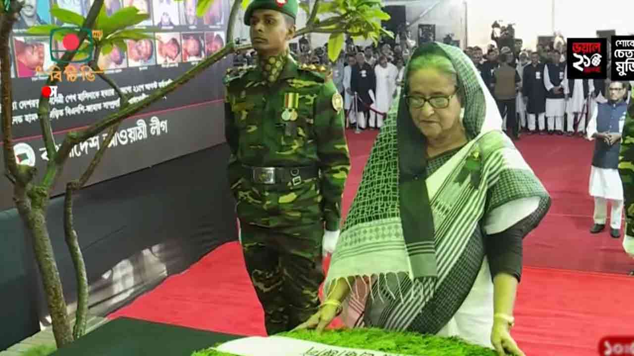 নিহতদের স্মরণে নির্মিত অস্থায়ী স্মৃতিফলকে পুষ্পস্তবক অর্পণ করেন প্রধানমন্ত্রী শেখ হাসিনা