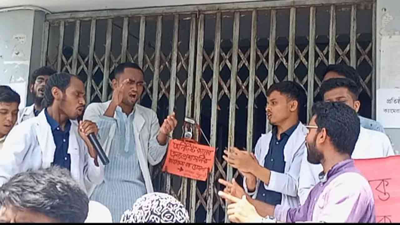ম্যাটস’র প্রশাসনিক ভবনে তালা ঝুলিয়ে দিয়েছে বিক্ষুব্ধ শিক্ষার্থীরা