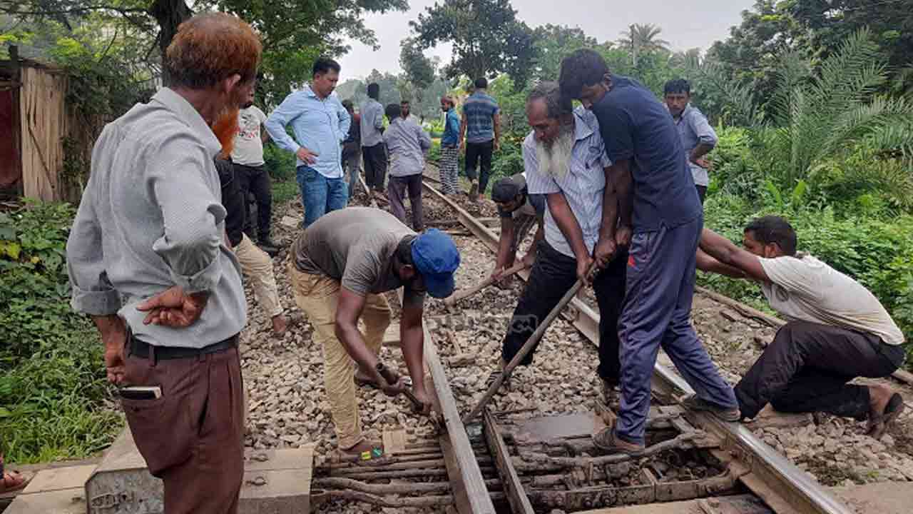 প্রায় ১২ ঘণ্টা পর ঢাকা-ময়মনসিংহ রুটে ট্রেন চলাচল স্বাভাবিক 