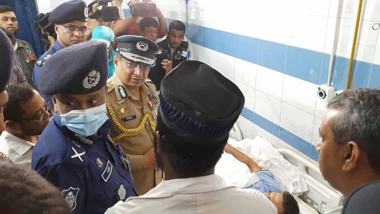 ওসি অজয় চন্দ্র দেবকে দেখতে হাসপাতালে আইজিপি।