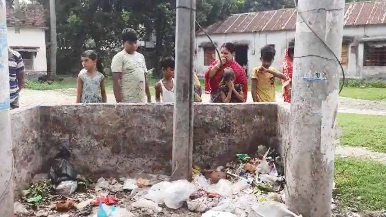 মরছুলা বালিকা উচ্চ বিদ্যালয়ের পাশে ময়লার স্তূপ। সংগৃহীত ছবি