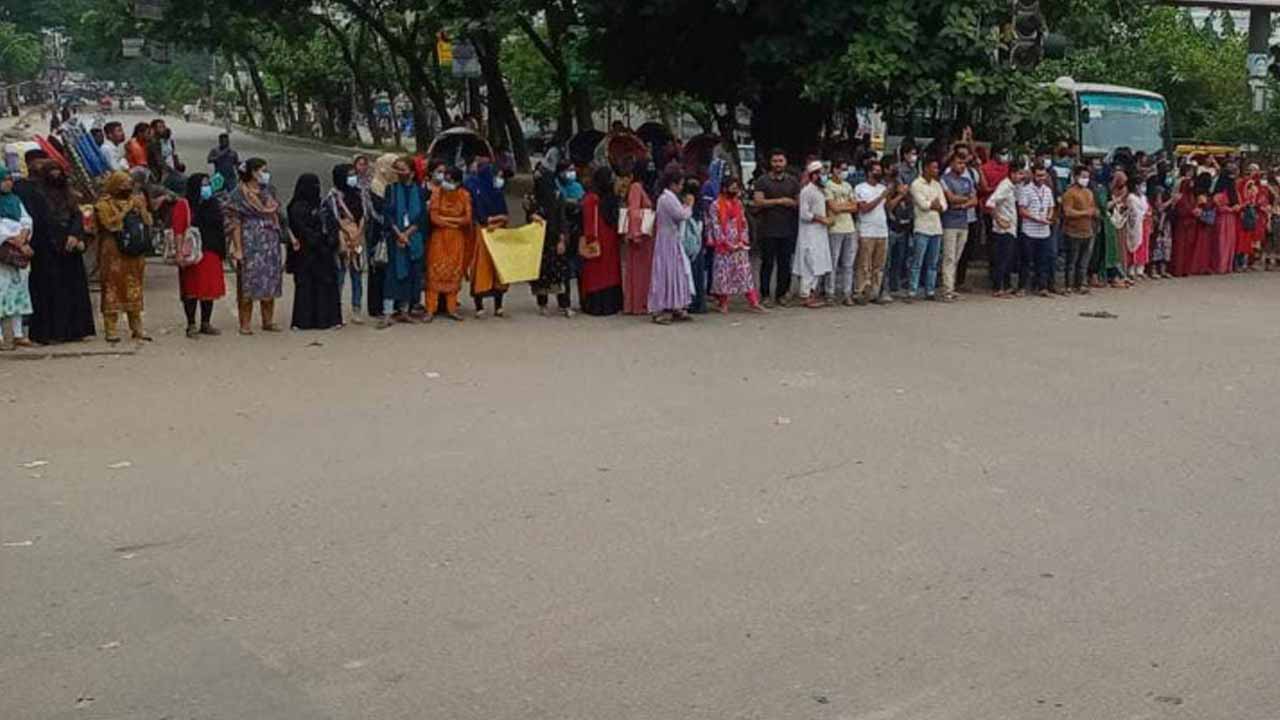 নীলক্ষেত মোড় ঢাবি অধিভুক্ত সরকারি সাত কলেজের শিক্ষার্থীদের অবস্থান।
