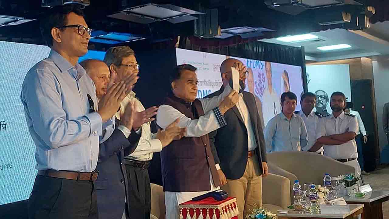 মশার ভয়ে কথা বলতে ভুলে গেলেন অর্থমন্ত্রী