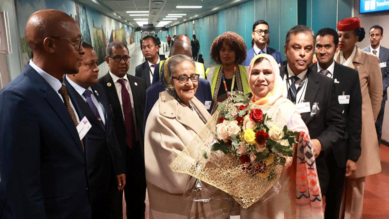 প্রধানমন্ত্রীকে স্বাগত জানান দক্ষিণ আফ্রিকার সমবায় শাসন ও ঐতিহ্য বিষয়ক মন্ত্রী পার্কস টাও। সংগৃহীত ছবি