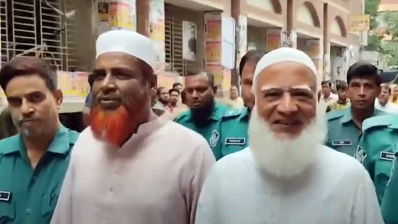 আদালত প্রাঙ্গণে জামায়াত নেতারা।