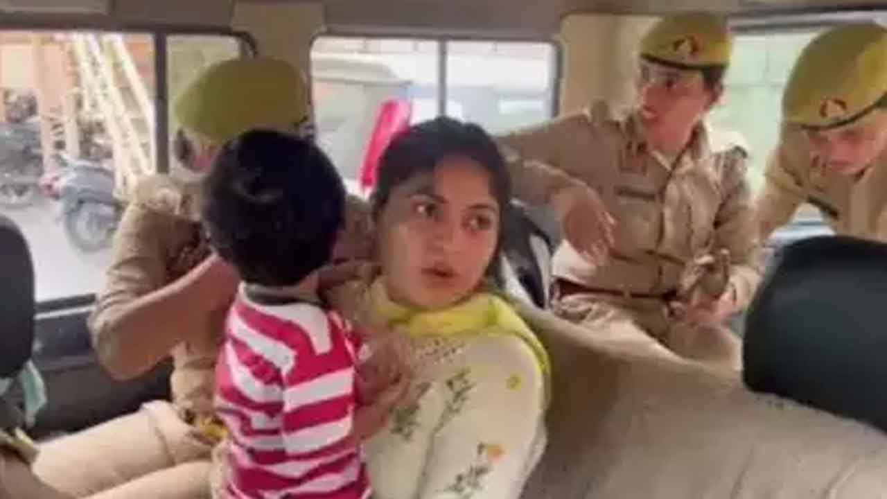 কোলের শিশু নিয়ে ভারতে দ্বারে দ্বারে ঘুরছেন বাংলাদেশি নারী সোনিয়া