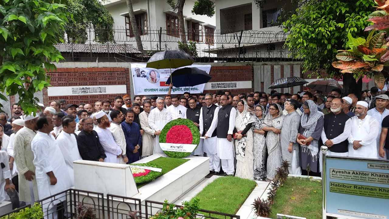 আইভি রহমানের সমাধিতে পুষ্পস্তবক অর্পণ করেন আ.লীগের কেন্দ্রীয় নেতারা।