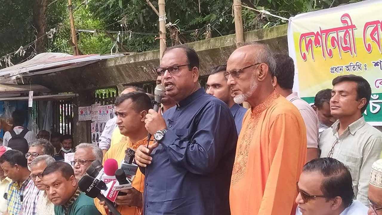 বক্তব্য রাখছেন বিএনপির ভাইস চেয়ারম্যান শামসুজ্জামান দুদু।