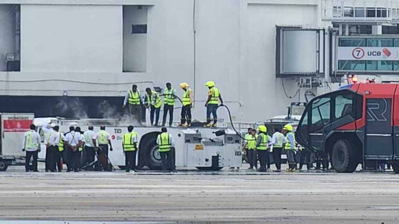 বিমানের ‘পুশকার্টে’ লাগা আগুন নিয়ন্ত্রণে কাজ চলছে। সংগৃহীত ছবি