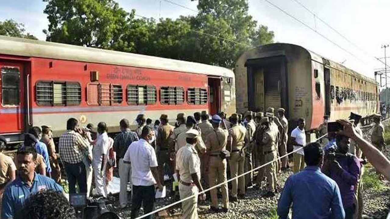 মাদুরাই রেল স্টেশনে উদ্ধার কাজ চালাচ্ছেন নিরাপত্তাকর্মীরা। ছবি-হিন্দুস্তান টাইমস