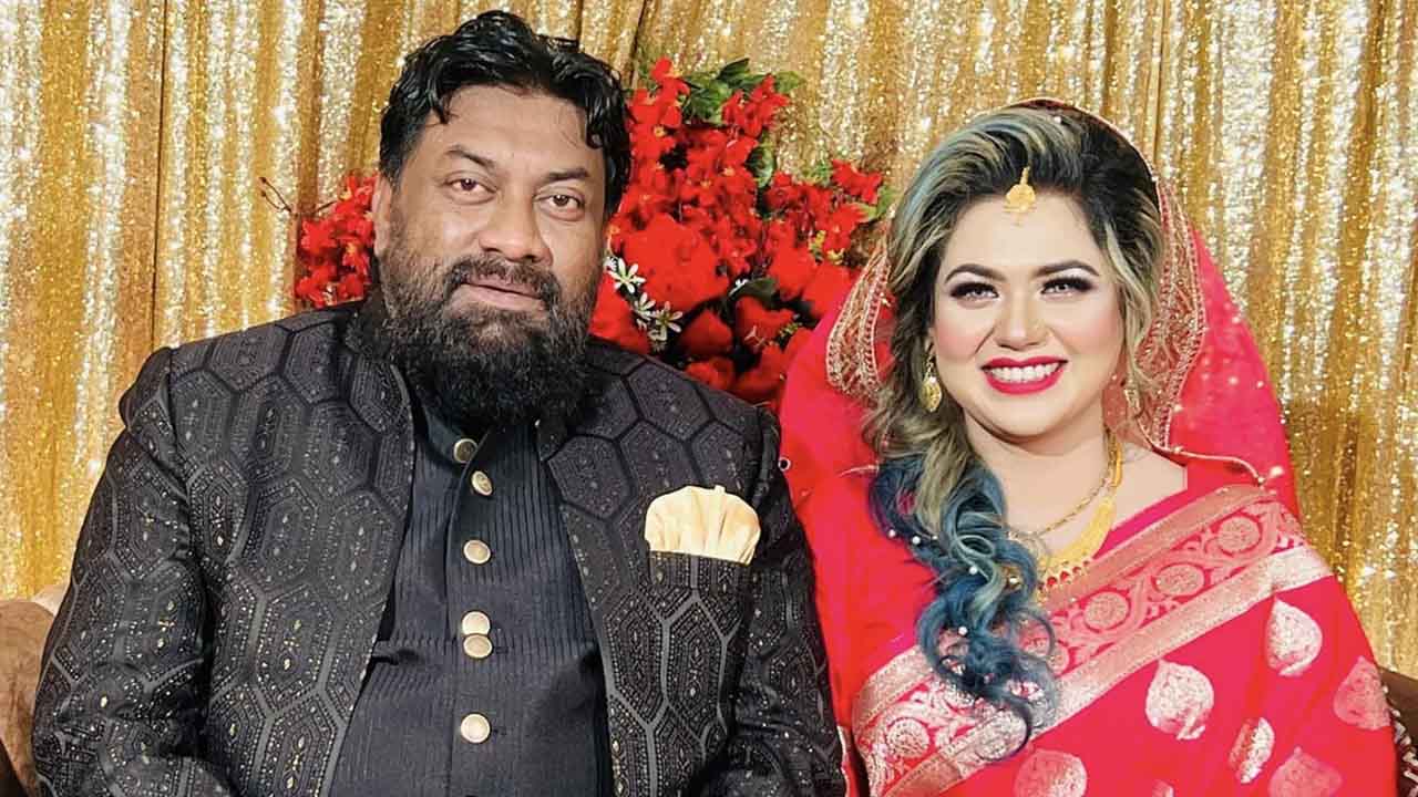 স্ত্রীর সঙ্গে চাষী আলম