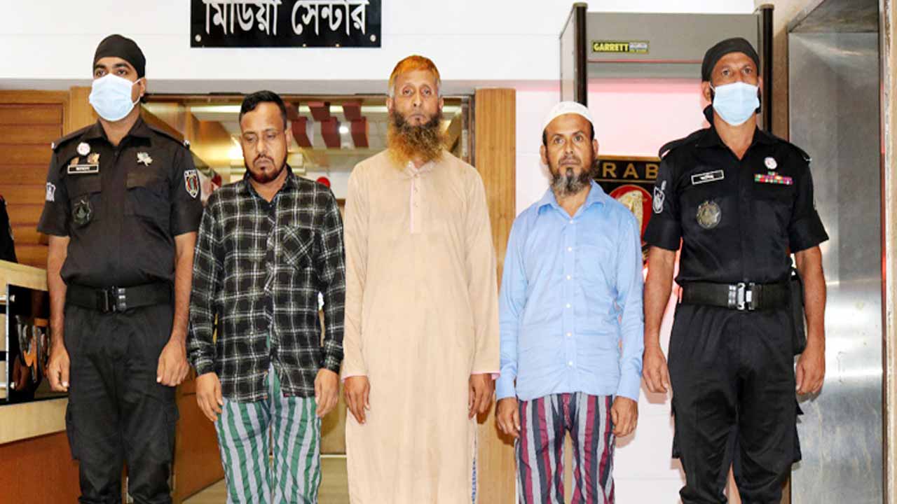 র‌্যাব সদস্যদের সাথে আটককৃত ব্যক্তিরা।