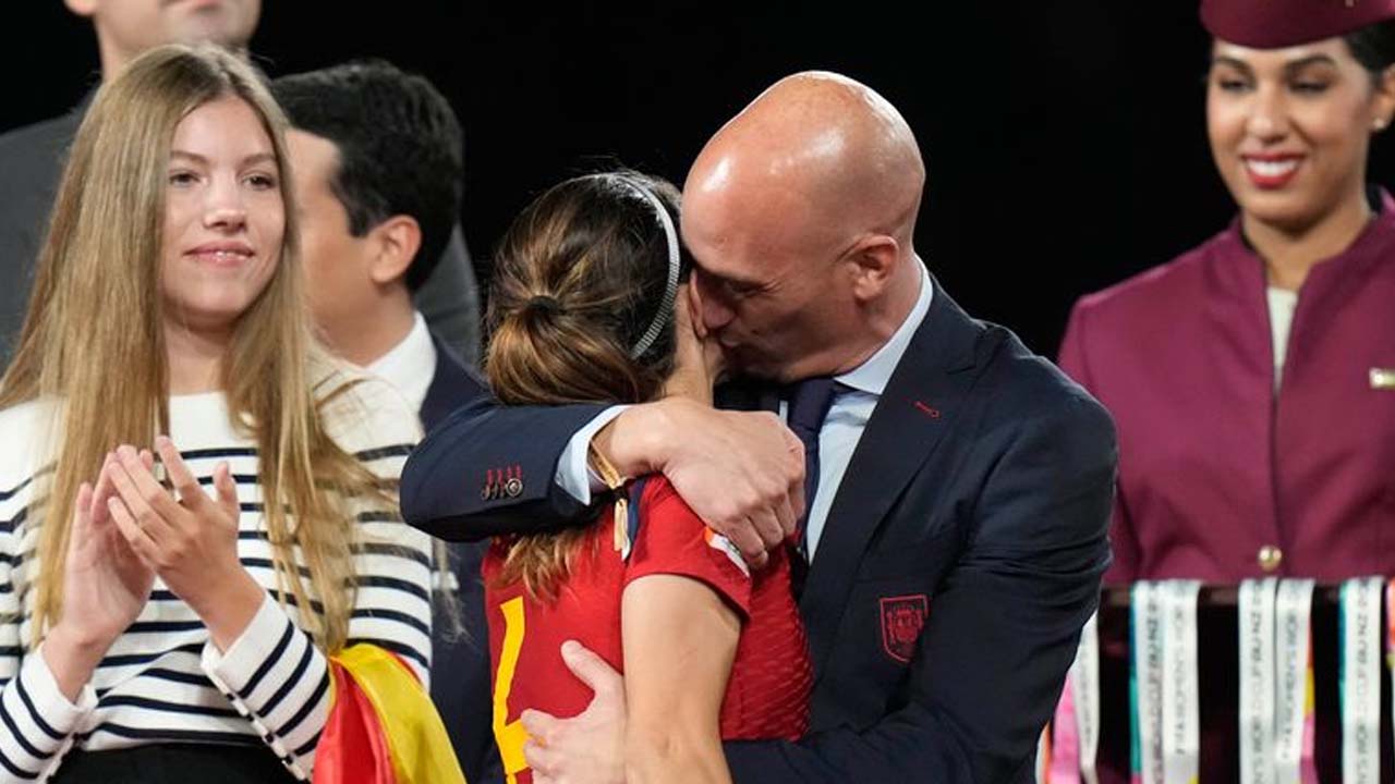 চুমুকাণ্ডে স্পেনের ফুটবল প্রধান নিষিদ্ধ