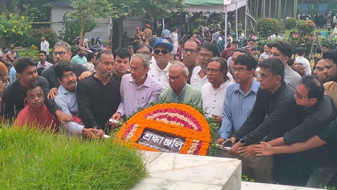 জাতীয় কবি কাজী নজরুল ইসলামের মৃত্যুবার্ষিকীতে কবির সমাধিতে ফুল দিয়ে শ্রদ্ধা নিবেদন রিজভীর   