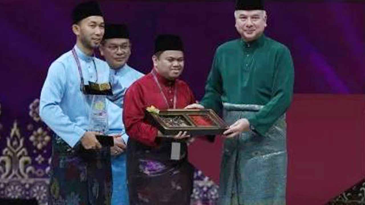 দৃষ্টিপ্রতিবন্ধী সারিমি (লাল জামা)