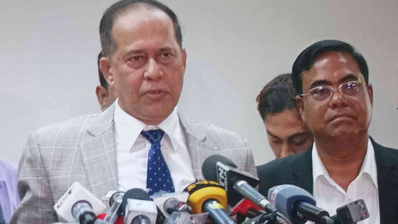 বৈঠক শেষে সাংবাদিকদের প্রধান নির্বাচন কমিশনার কাজী হাবিবুল আউয়াল