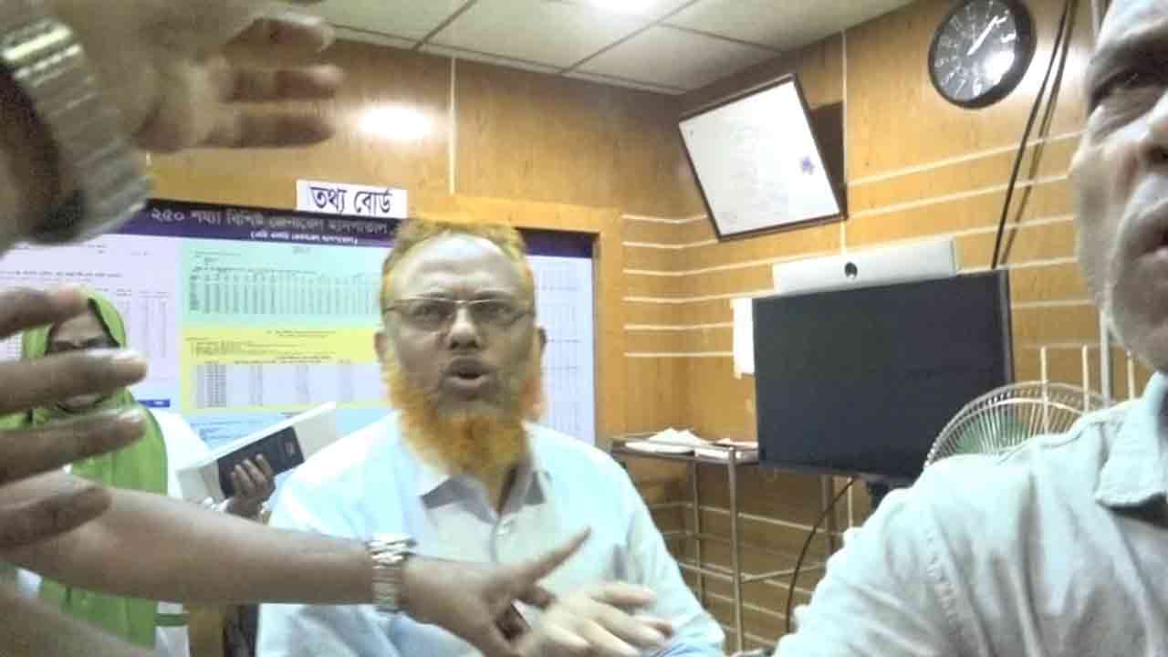 হাসপাতালের তত্ত্বাবধায়কের হাতে সাংবাদিক লাঞ্ছিত