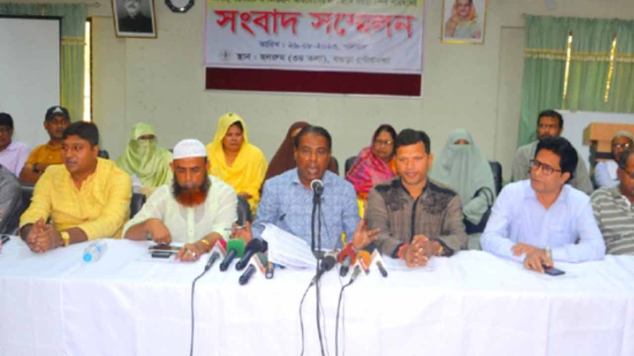 সংবাদ সম্মেলনে বক্তব্য রাখছেন বগুড়া পৌরসভার মেয়র