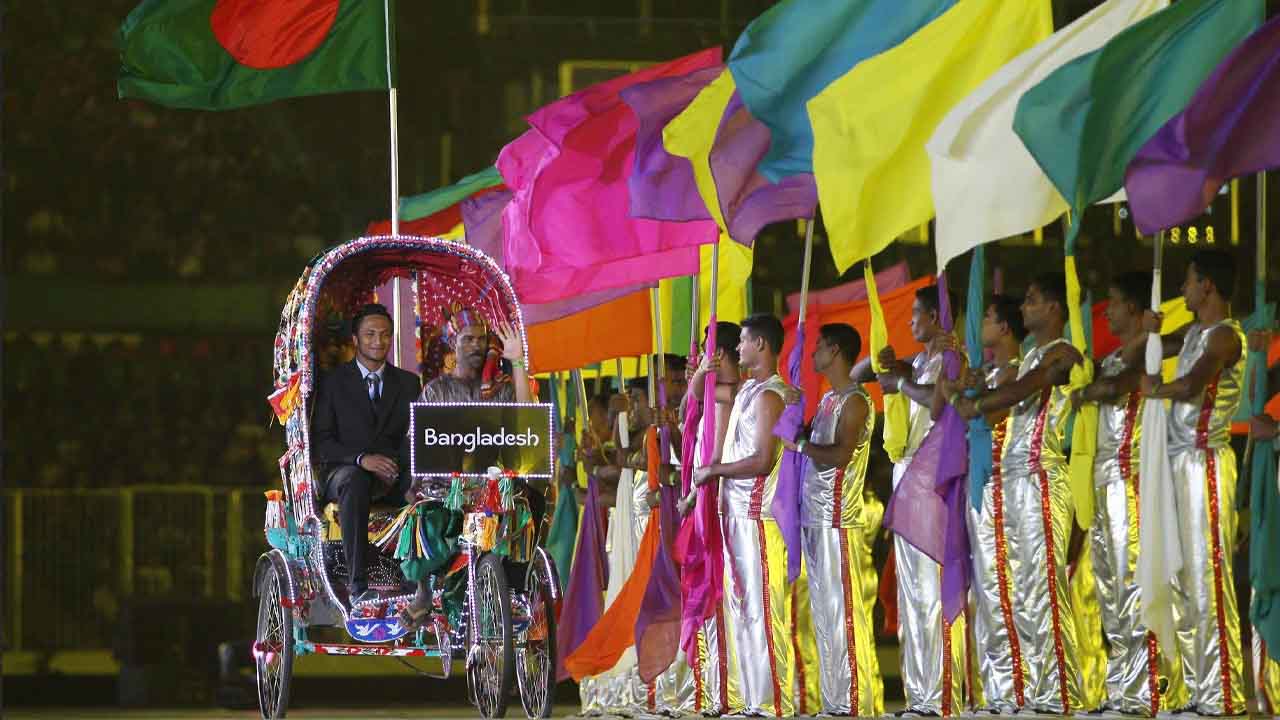 ২০১১ বিশ্বকাপের উদ্বোধনী অনুষ্ঠানে রিকসায় প্রবেশ করছেন সাকিব