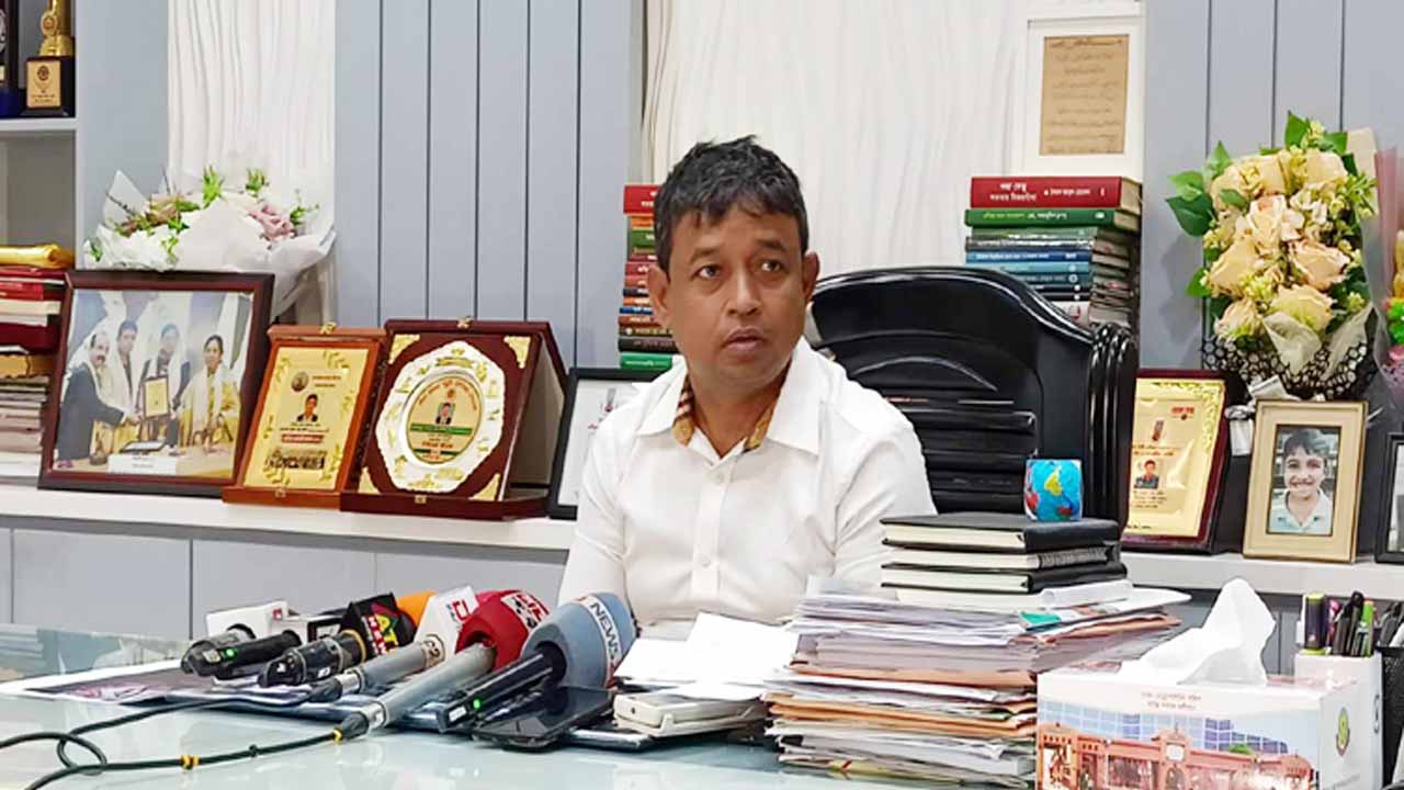 বক্তব্য রাখছেন ডিবিপ্রধান হারুন অর রশীদ।