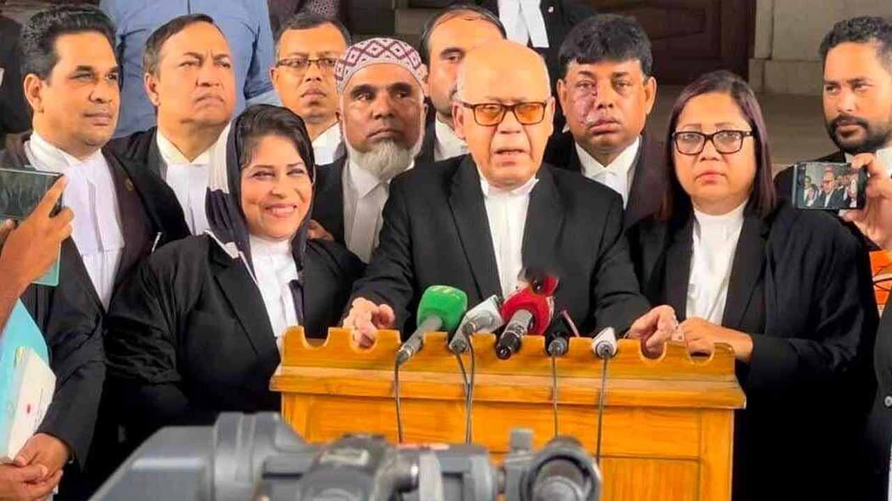 কথা বলছেন রিটকারী আইনজীবী মো.কামরুল ইসলাম।