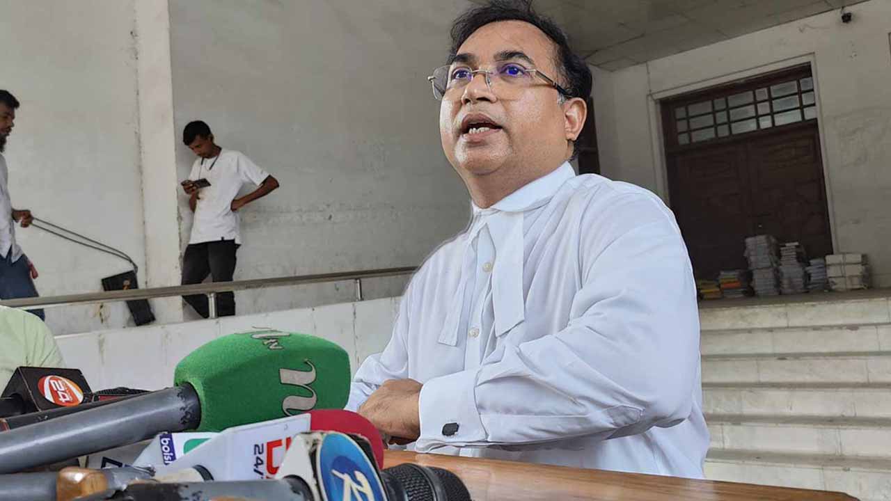 বক্তব্য রাখছেন বিটিআরসির আইনজীবী।