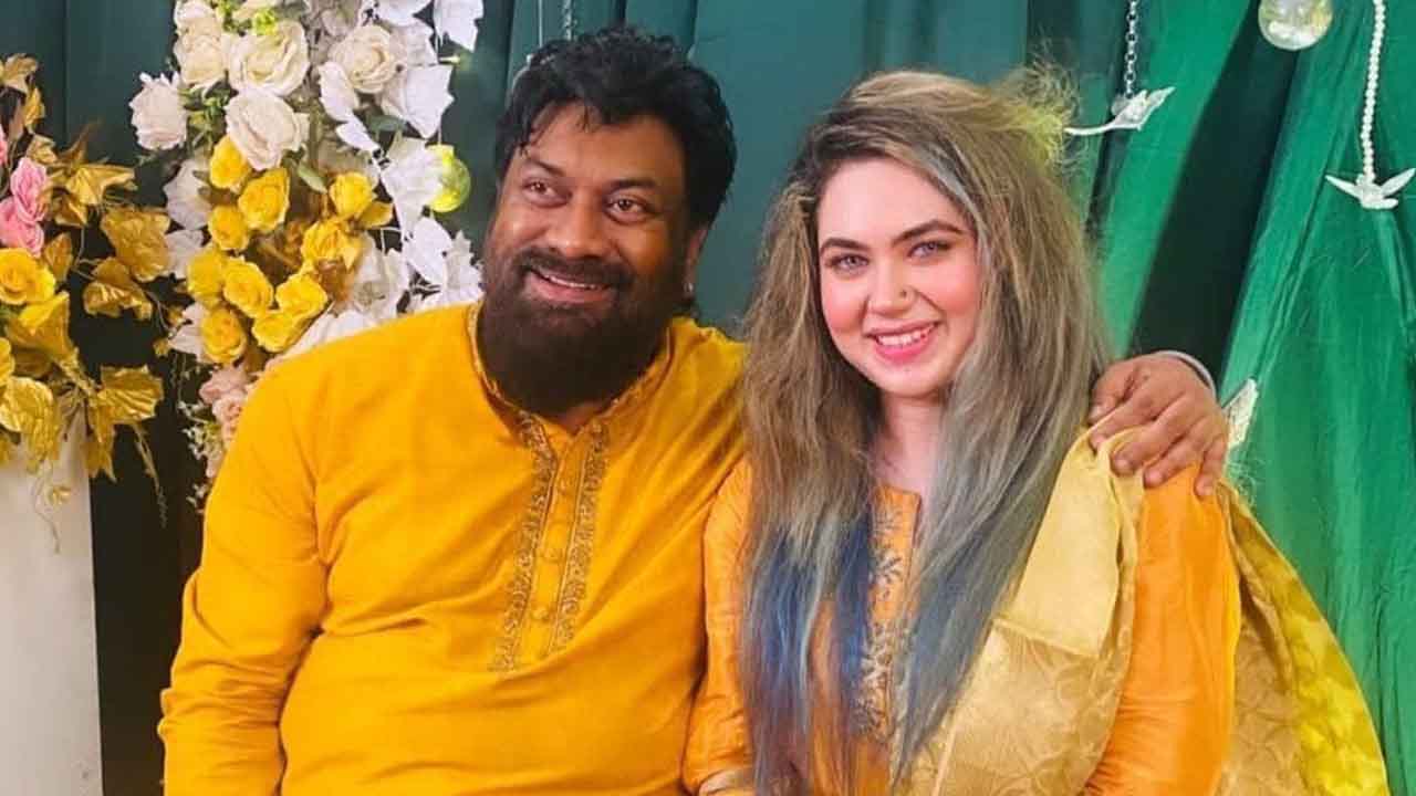 স্ত্রীর সঙ্গে চাষী আলম।