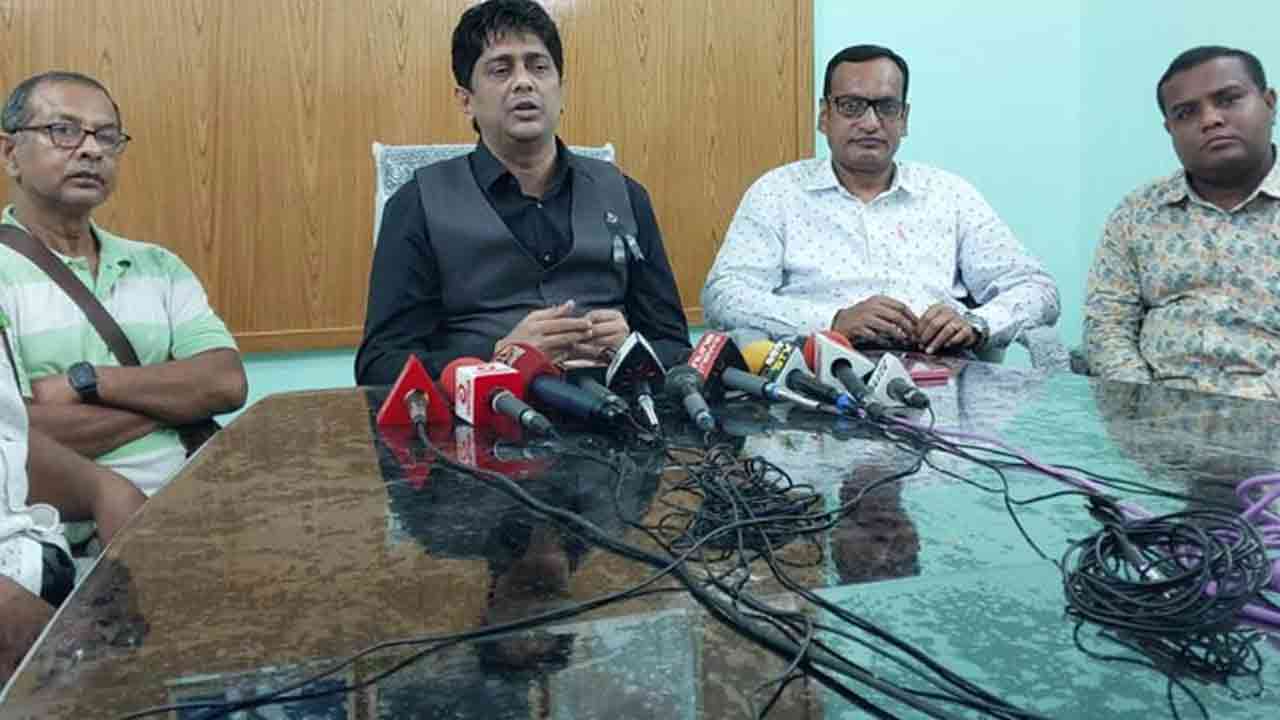 সাংবাদিকদের সঙ্গে মত বিনিময় করেন আরশাদ আদনান রনি