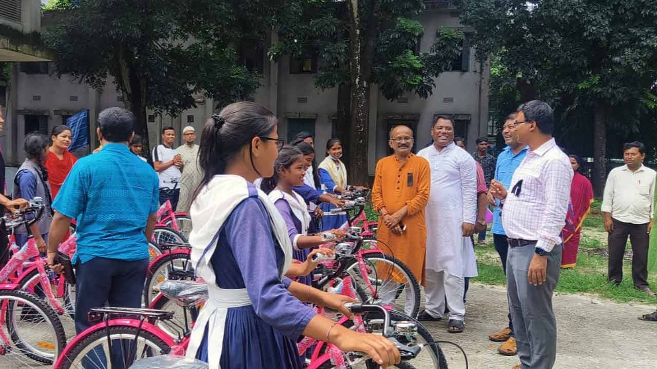 ঠাকুরগাঁওয়ে নৃগোষ্ঠীর শিক্ষার্থীদের মাঝে সাইকেল বিতরণ