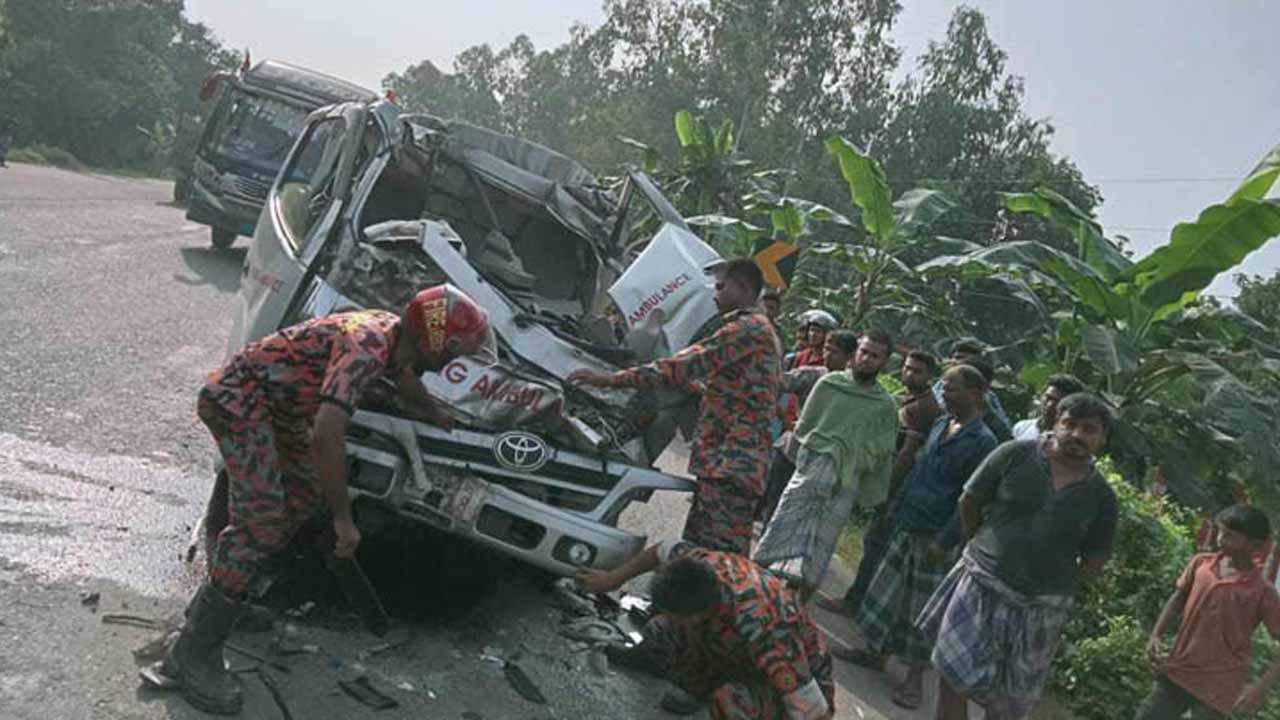 ঘটনাস্থলে ফায়ার সার্ভিস কর্মীরা উদ্ধার কার্যক্রম চালাচ্ছেন।