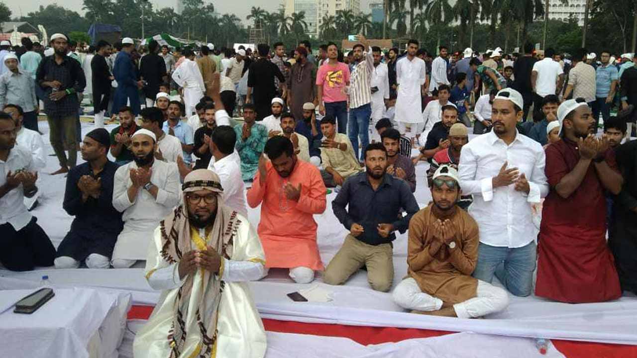 ছাত্রলীগের নেতাকর্মীরা সোহরাওয়ার্দী উদ্যানে জুমার নামাজ আদায় করছেন।