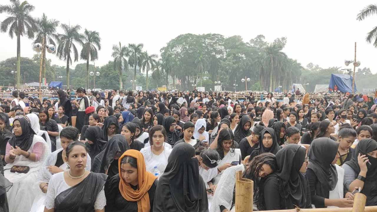 সোহরাওয়ার্দী উদ্যানে ছাত্রলীগ আয়োজিত ছাত্রসমাবেশ চলছে।