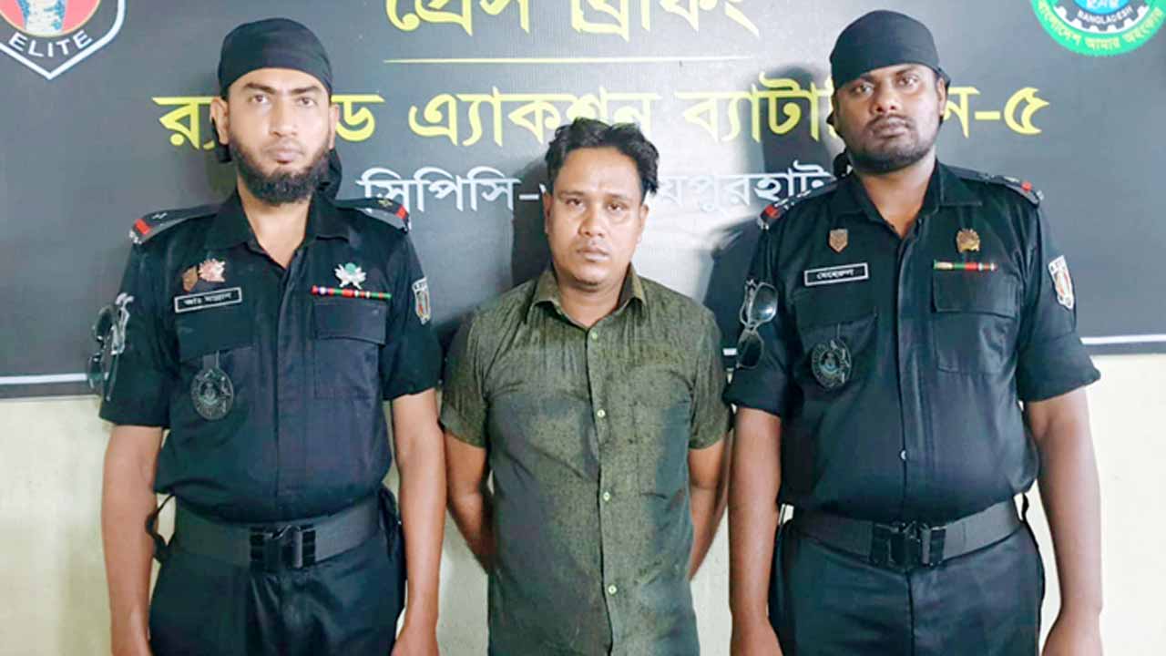 র‌্যাবের সঙ্গে গ্রেপ্তার সাজাপ্রাপ্ত আসামি।