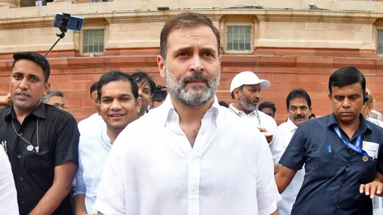 রাহুল গান্ধী (সাদা শার্ট)