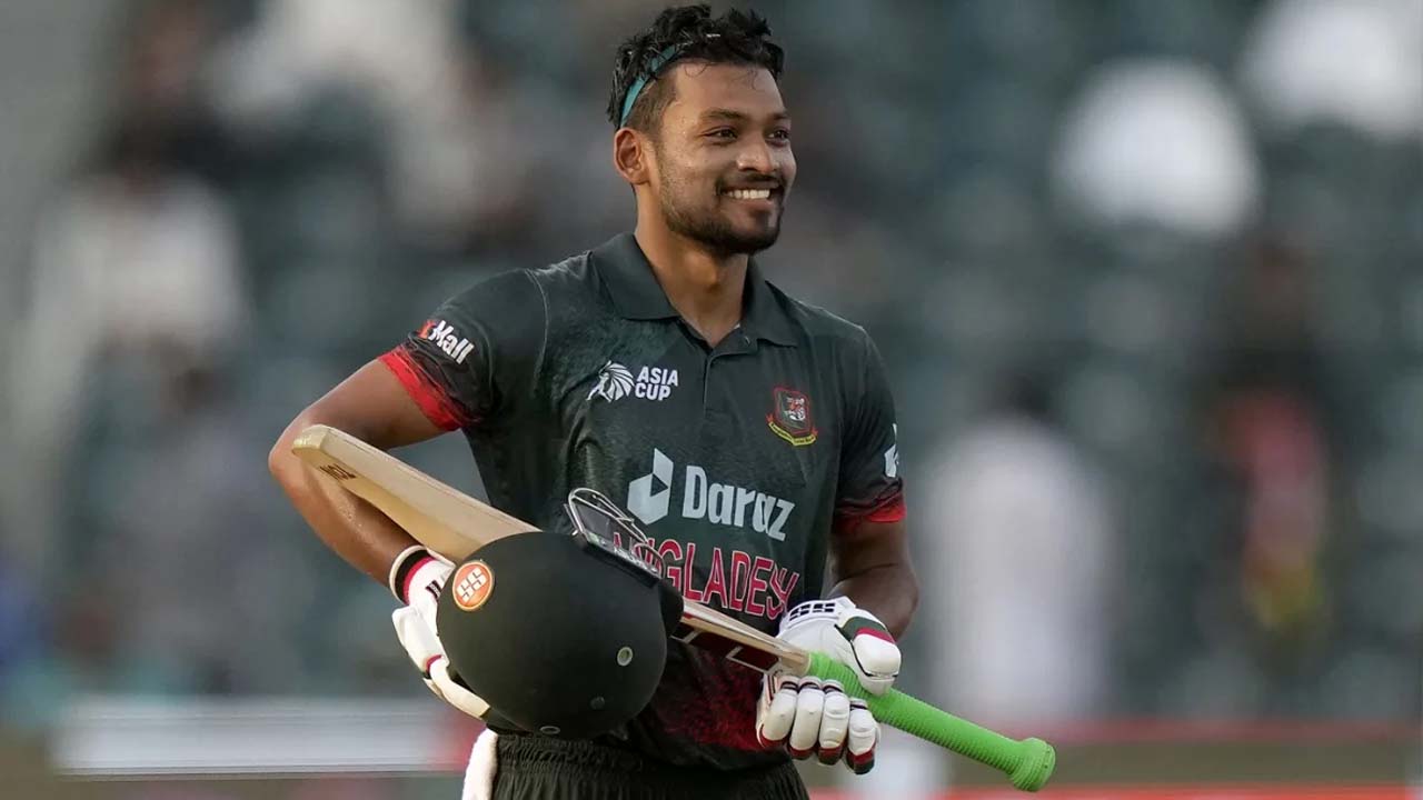 সেঞ্চুরি পূর্ণ করে ব্যাট কোলে নিয়ে সেঞ্চুরি উদযাপন শান্তর