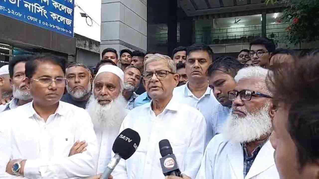 আহত নেতাকর্মীদের দেখতে গিয়ে সাংবাদিকদের সঙ্গে কথা বলেন মির্জা ফখরুল ইসলাম আলমগীর