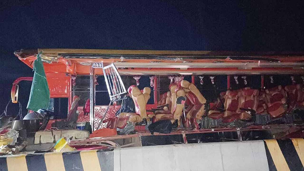 দুর্ঘটনায় দুমড়ে-মুচড়ে যাওয়া বাসটি। ছবি: সংগৃহীত