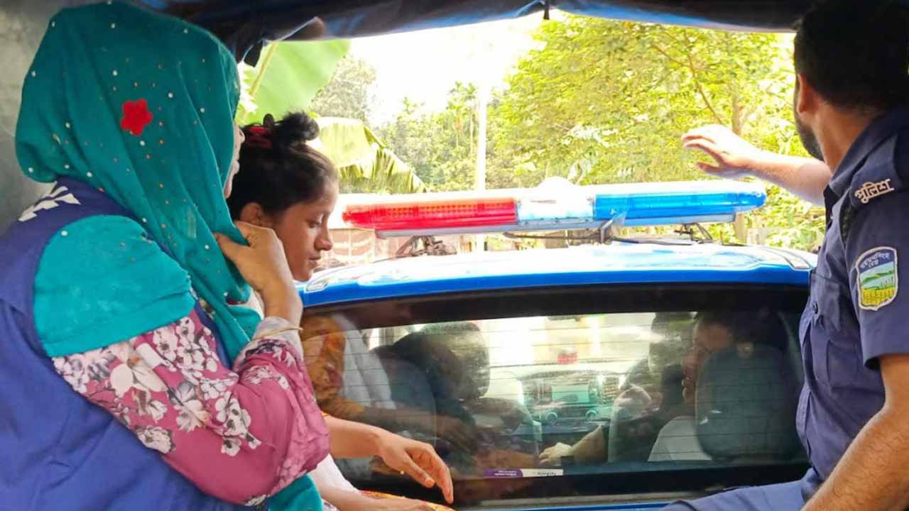 নিহতের স্ত্রী বিজুরী আক্তারকে আটক করে পুলিশ।