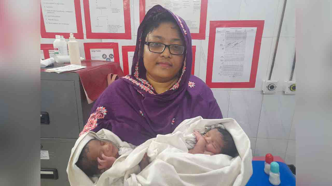 যশোর জেলা প্রতিবন্ধী বিষয়ক কর্মকর্তা মুনা আফরিণের কোলে মানসিক ভারসাম্যহীন নারীর যমজ শিশু