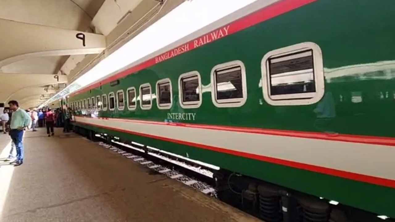 সকাল ১০টার দিকে কমলাপুর রেলওয়ে স্টেশন থেকে ট্রেনটি ছেড়ে যায়। ছবি: সংগৃহীত