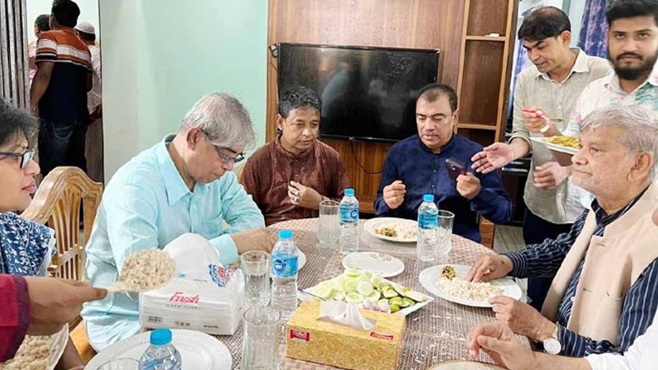 দুই মন্ত্রীকে দুপুরের খাবার খাওয়াচ্ছেন ডিবি প্রধান হারুন অর রশীদ। ছবি: সংগৃহীত