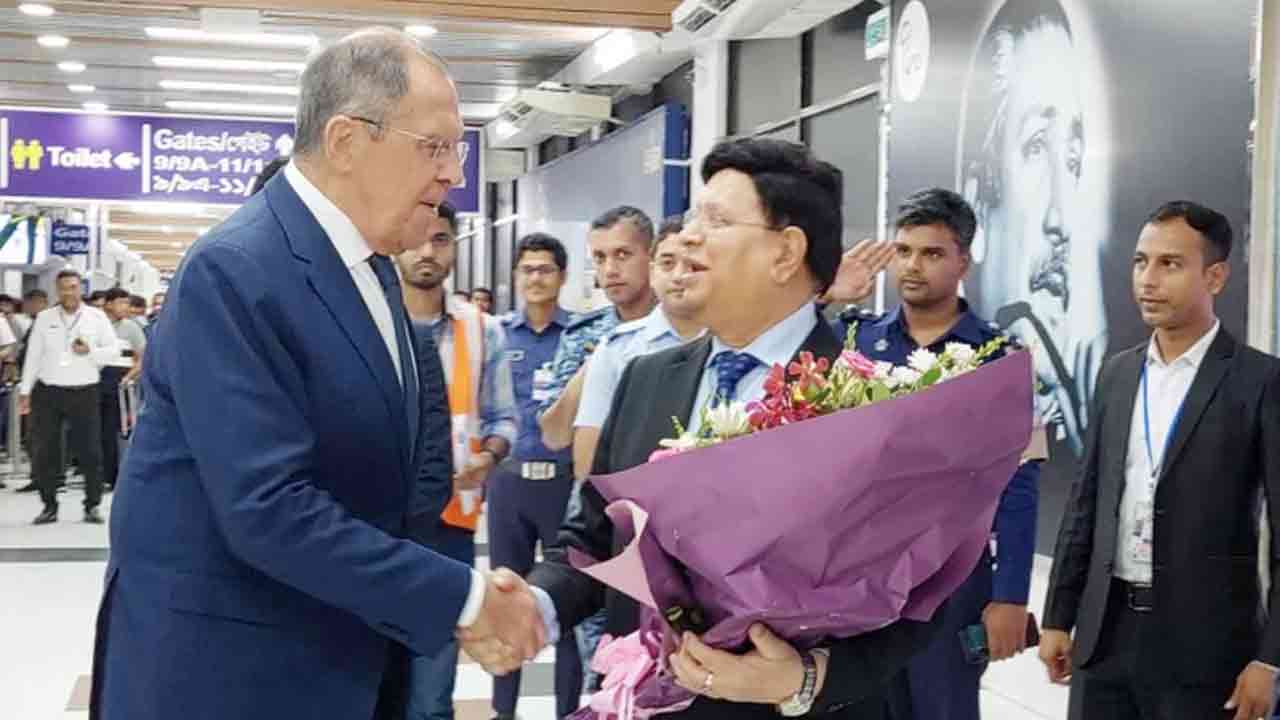 বিমানবন্দরে রাশিয়ার পররাষ্ট্রমন্ত্রী সের্গেই লাভরভকে স্বাগত জানান পররাষ্ট্রমন্ত্রী এ কে আব্দুল মোমেন