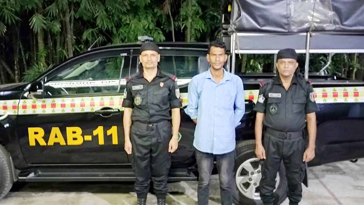 র‌্যাবের হাতে গ্রেপ্তার ইব্রাহিম খলিল ওরফে সোহেল।