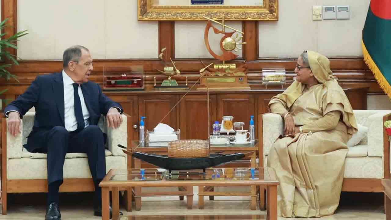 প্রধানমন্ত্রী শেখ হাসিনার সঙ্গে সৌজন্য সাক্ষাৎ করেন রাশিয়ার পররাষ্ট্রমন্ত্রী সের্গেই লাভরভ