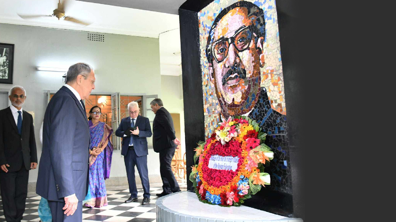 বঙ্গবন্ধুর প্রতিকৃতিতে পুষ্পস্তবক অর্পণ করেন রাশিয়ার পররাষ্ট্রমন্ত্রী সের্গেই লাভরভ