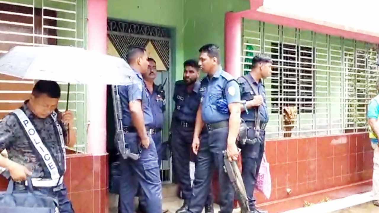 ঘটনাস্থলে আইনশৃঙ্খলা বাহিনীর সদস্যরা। ছবি: সংগৃহীত