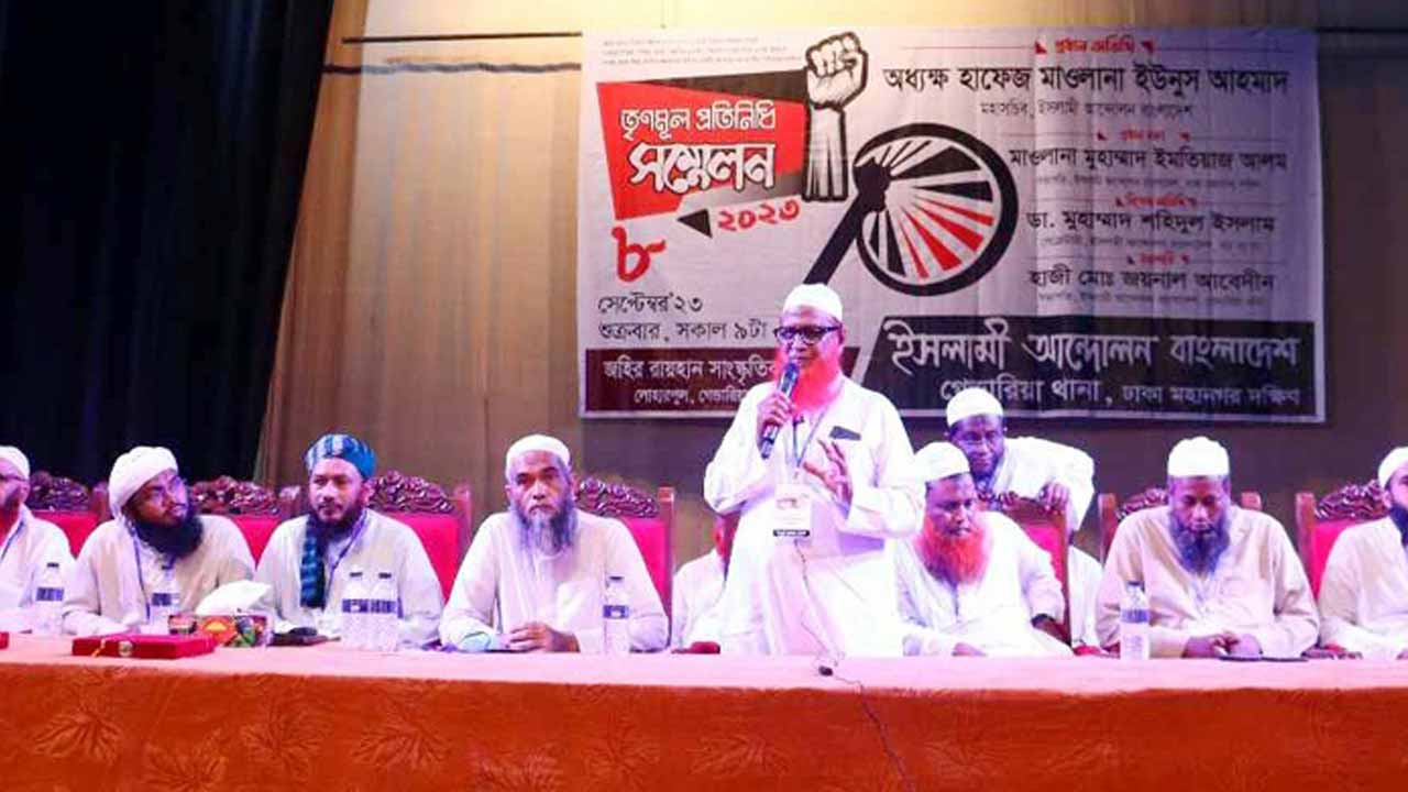 বক্তব্য রাখছেন হাফেজ মাওলানা ইউনুছ আহমাদ।